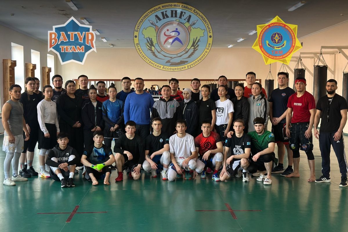 Совместная тренировка спортсменов под эмблемой Ассоциации рукопашного боя